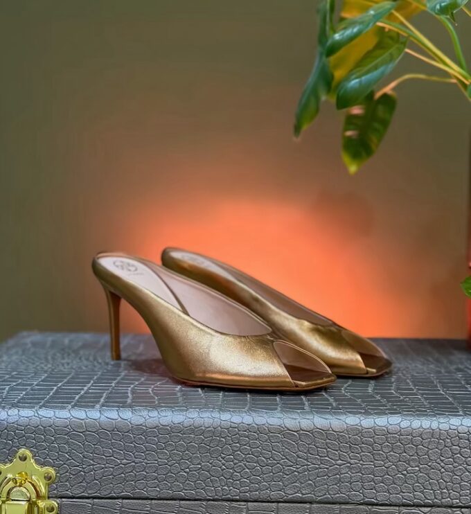 Laura (Bronze)