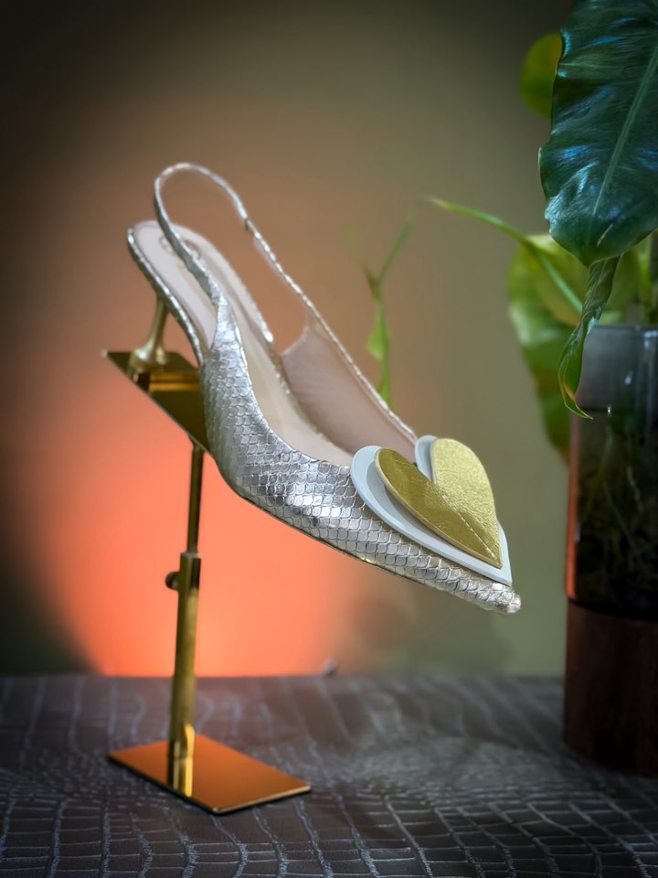 Lily (Gold)